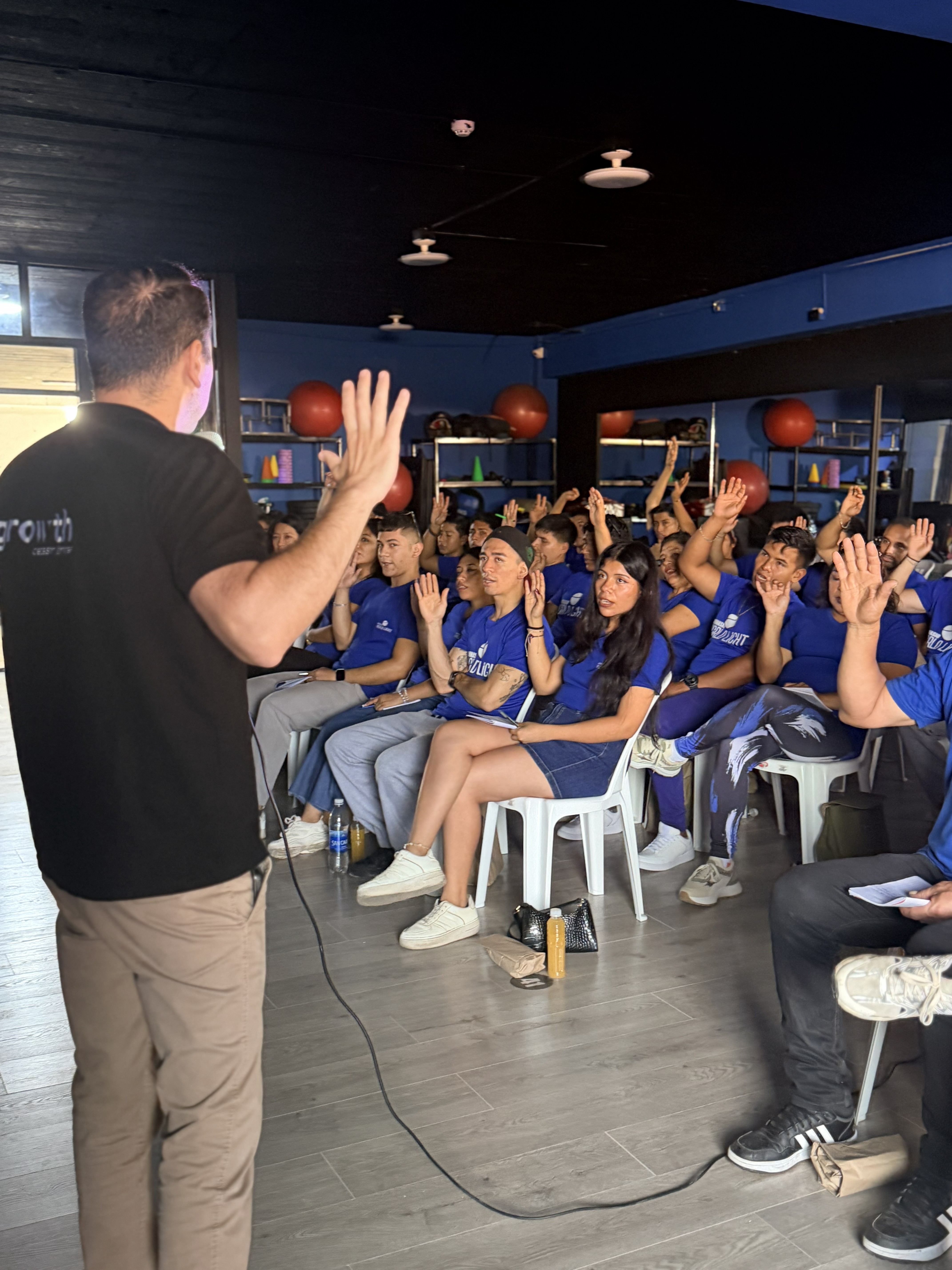 Gustavo Campos entrenando equipo de ventas